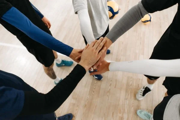 volleyball team huddle court